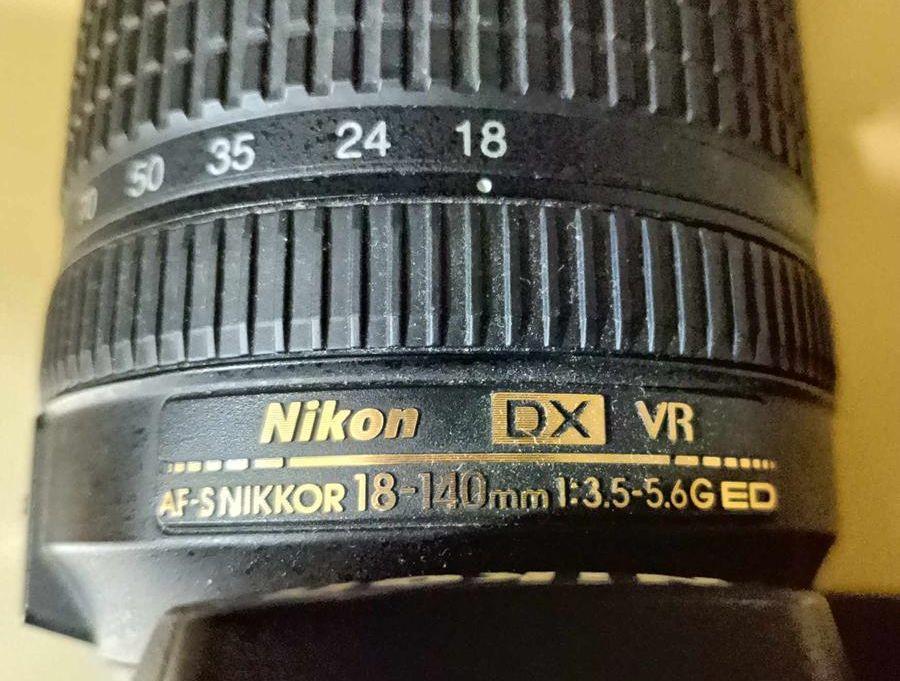 كاميرة نيكون D7000