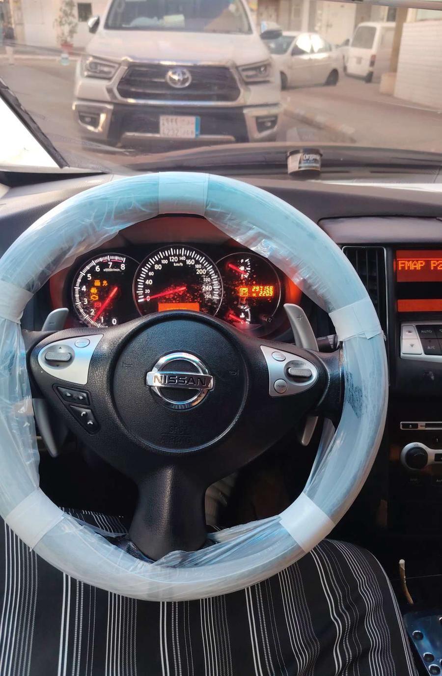 nissan maxima 2010