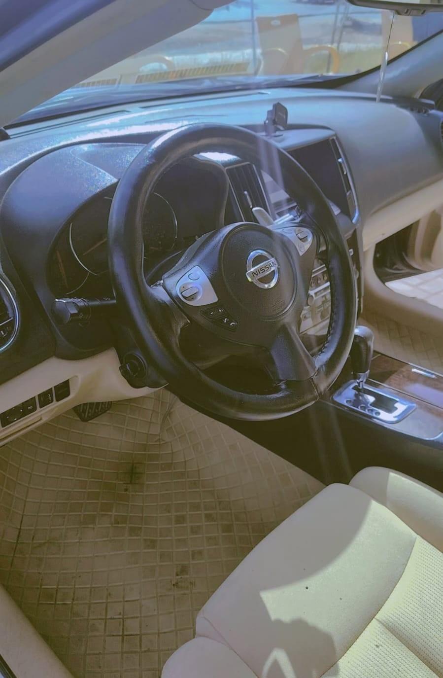 nissan maxima 2010