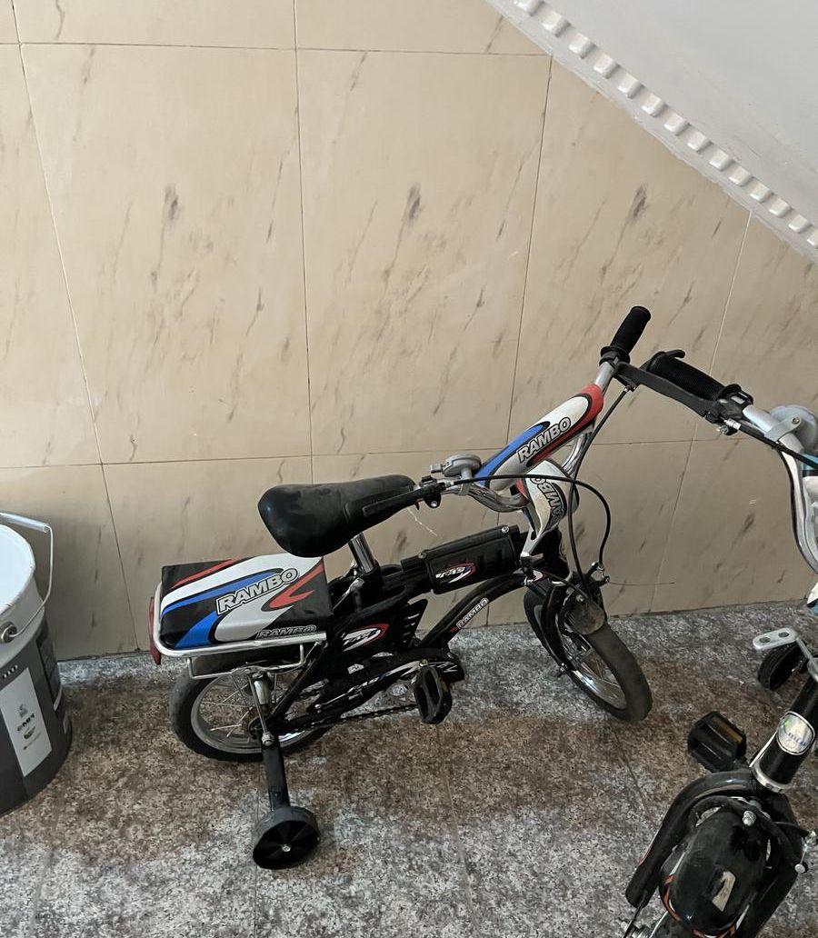 أبجورة أرضية ودراجة