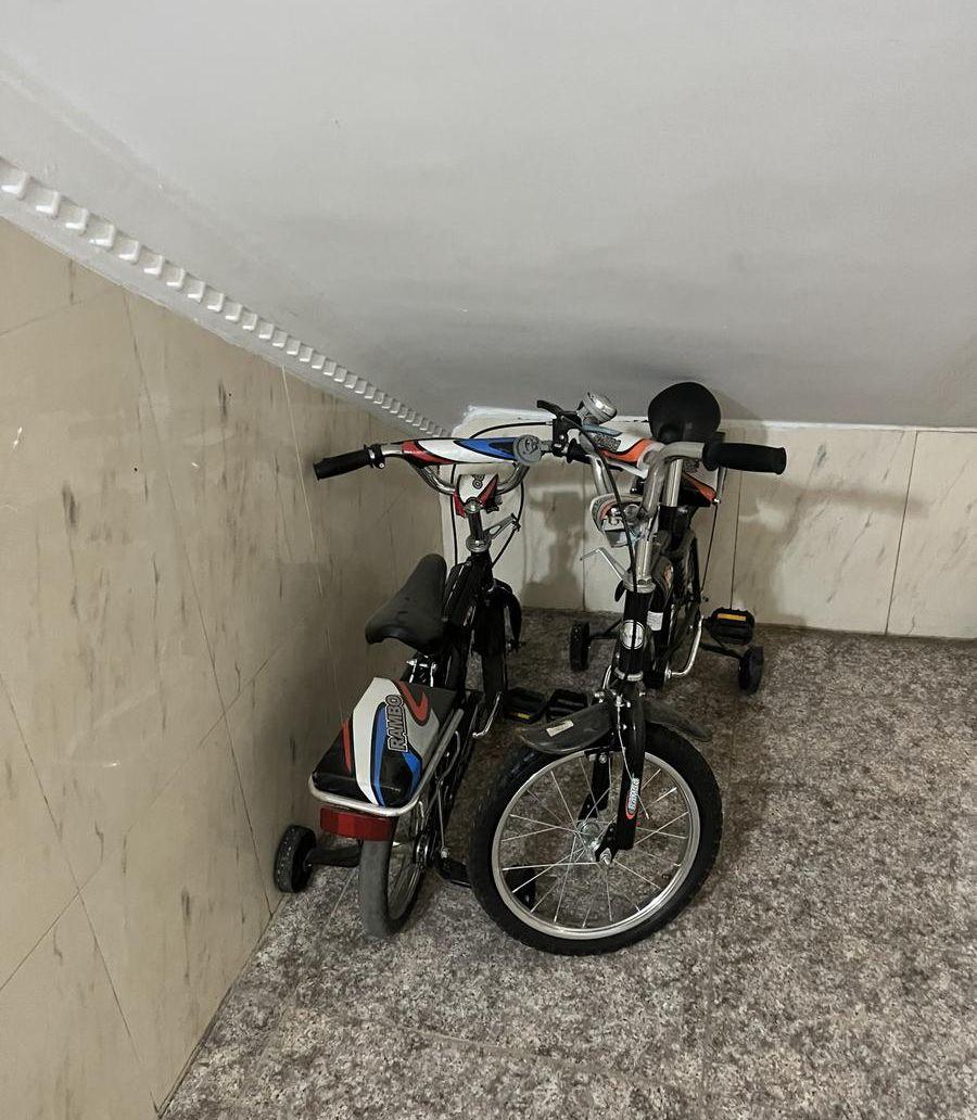 أبجورة أرضية ودراجة
