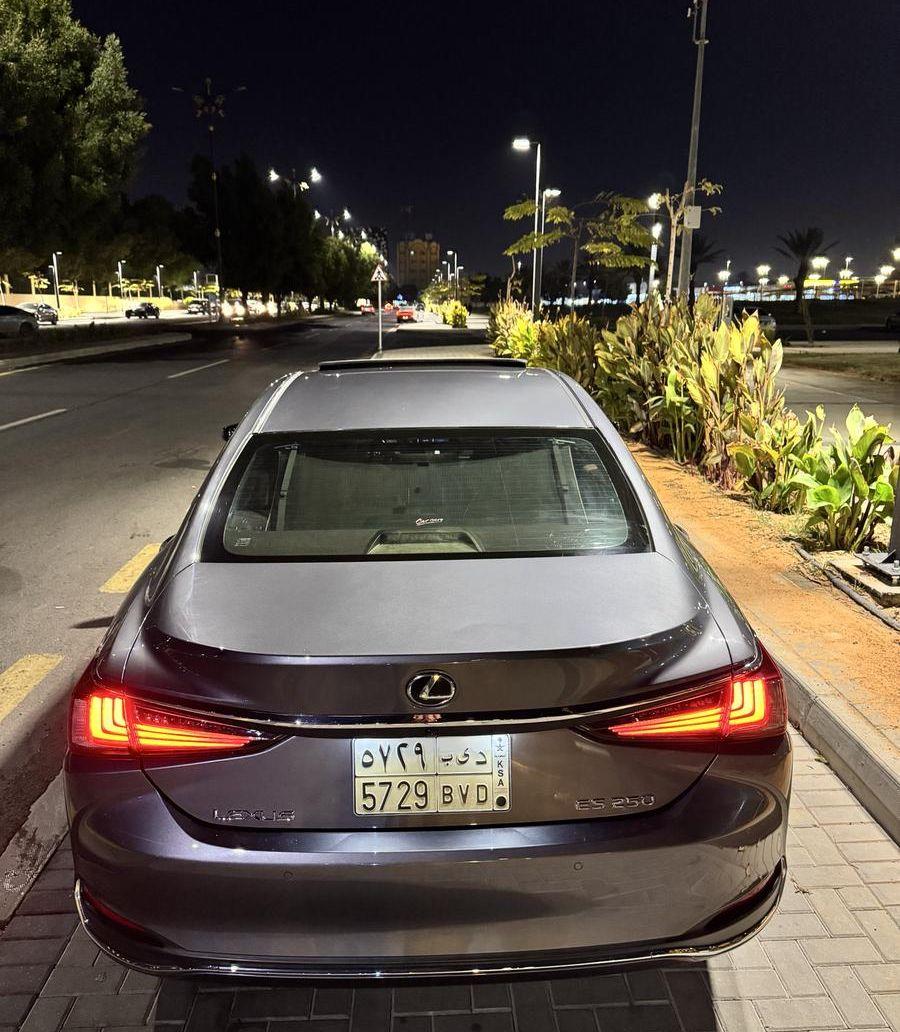 لكسز ES250 2021