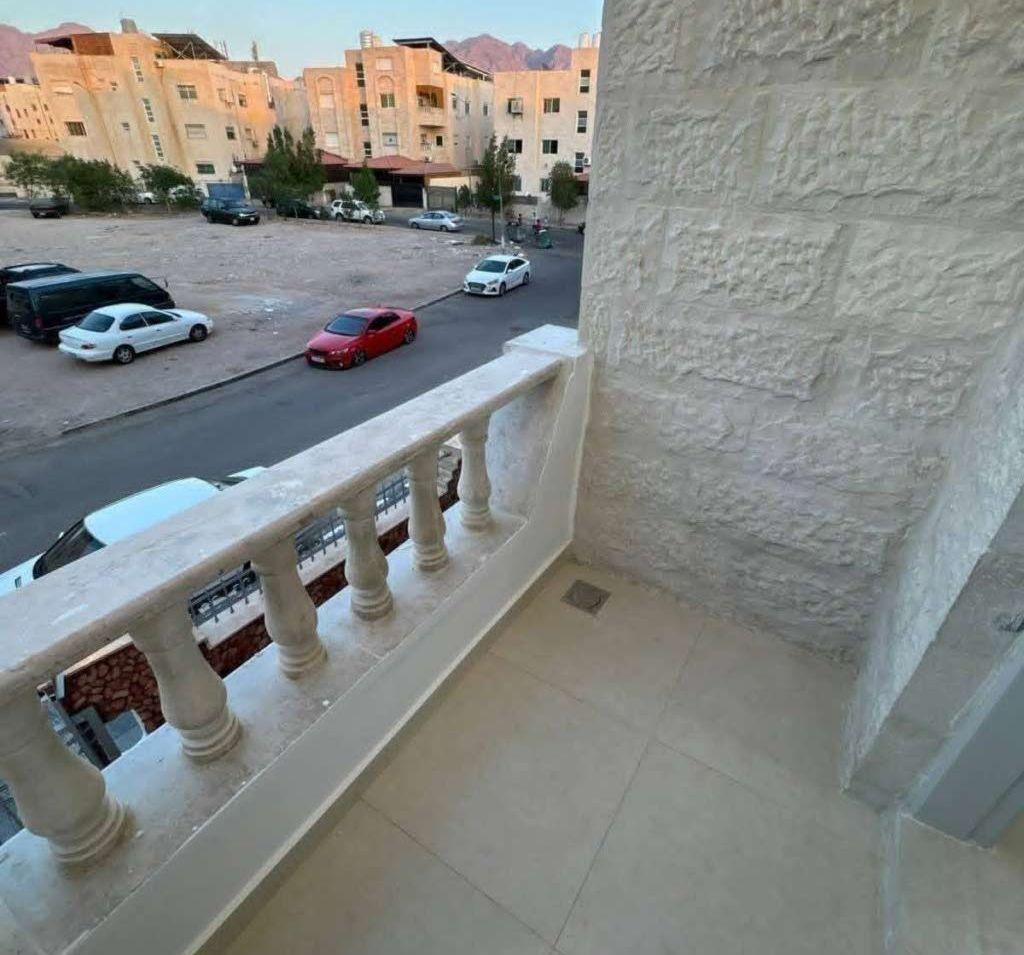 للبيع شقه طابق