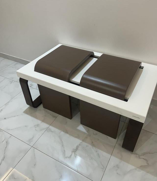 طاولة مع عدد