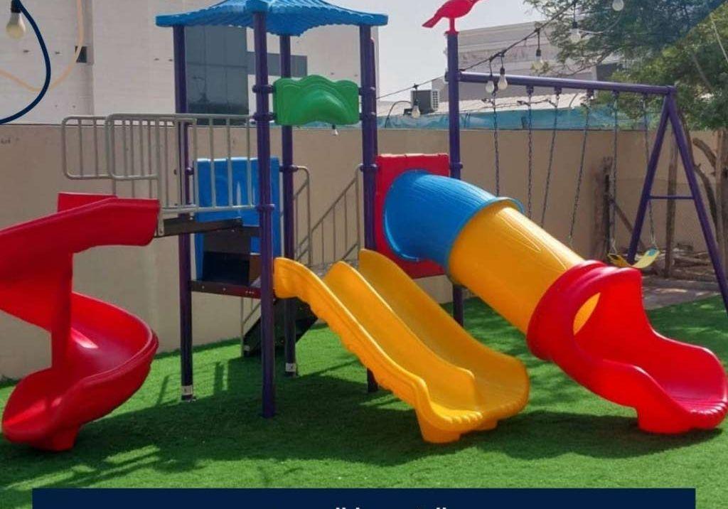 ألعاب أطفال وعشب