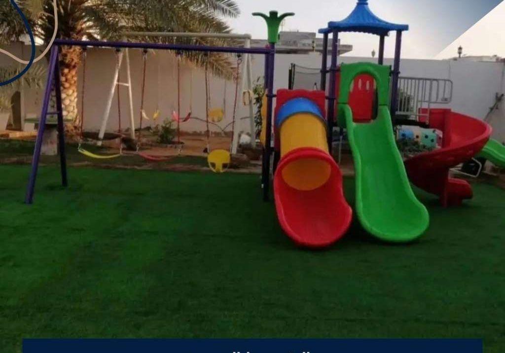 ألعاب أطفال وعشب