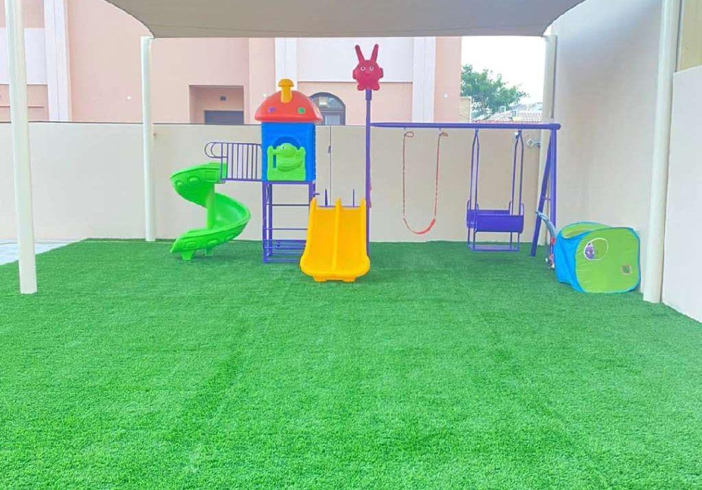 ألعاب أطفال وعشب