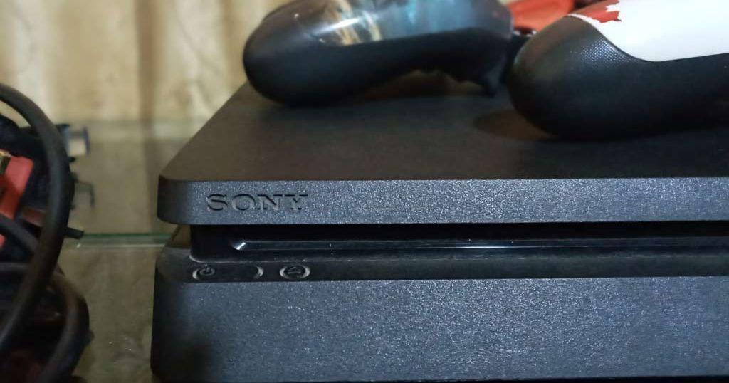 PS4 Slim مع
