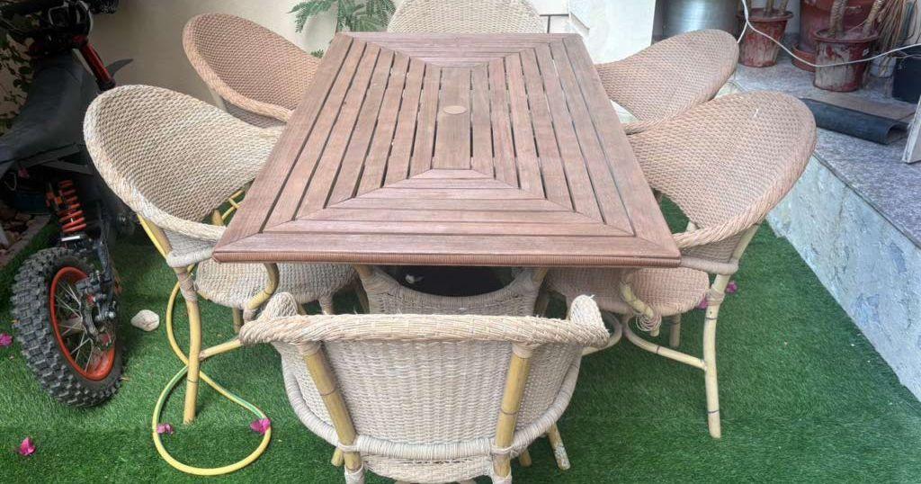 OUTDOOR TEAK-STYLE DINNING