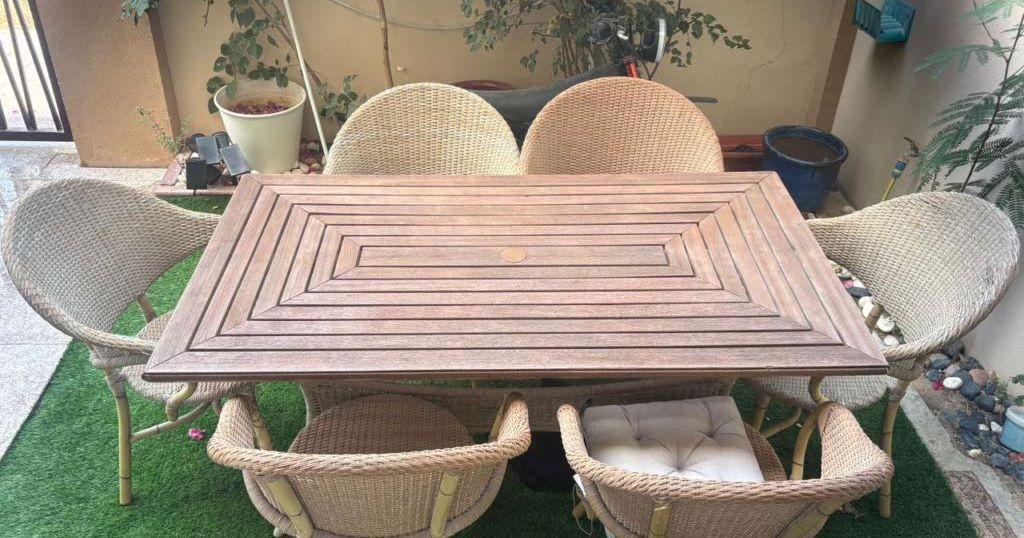 OUTDOOR TEAK-STYLE DINNING