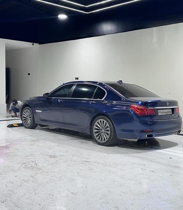 BMW-2009 -740i
