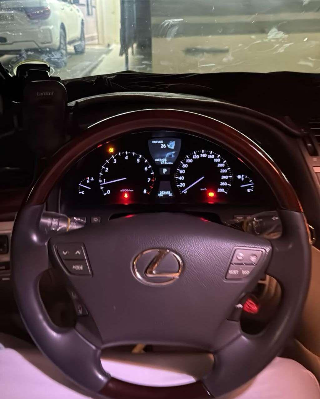 2010 لكزس LS