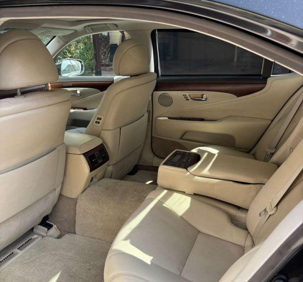 2010 لكزس LS