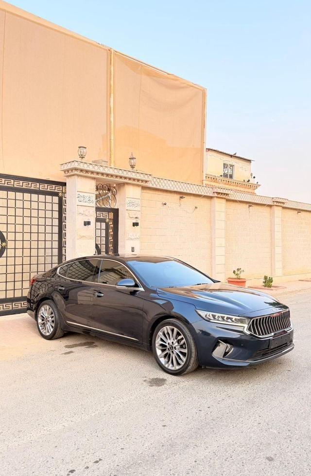 منظم جهد كهربائي