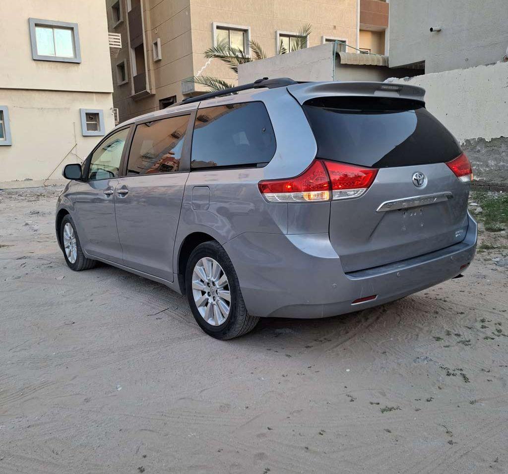 2011 تويوتا سيينا
