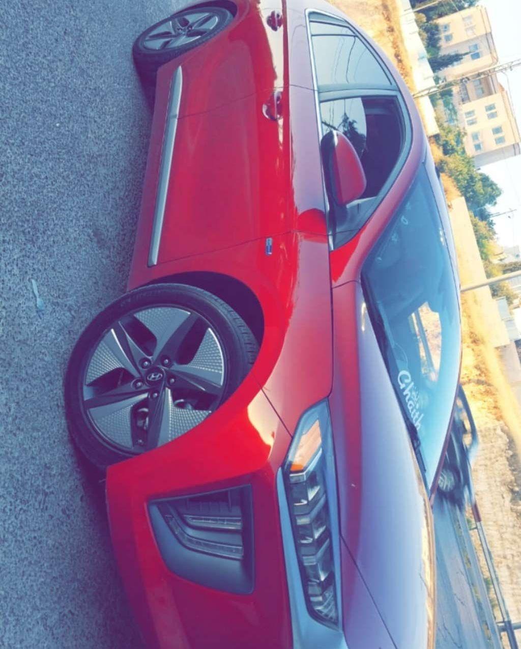 سيارات حديثة للإيجار