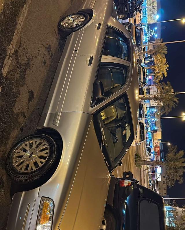 2001 فورد كراون