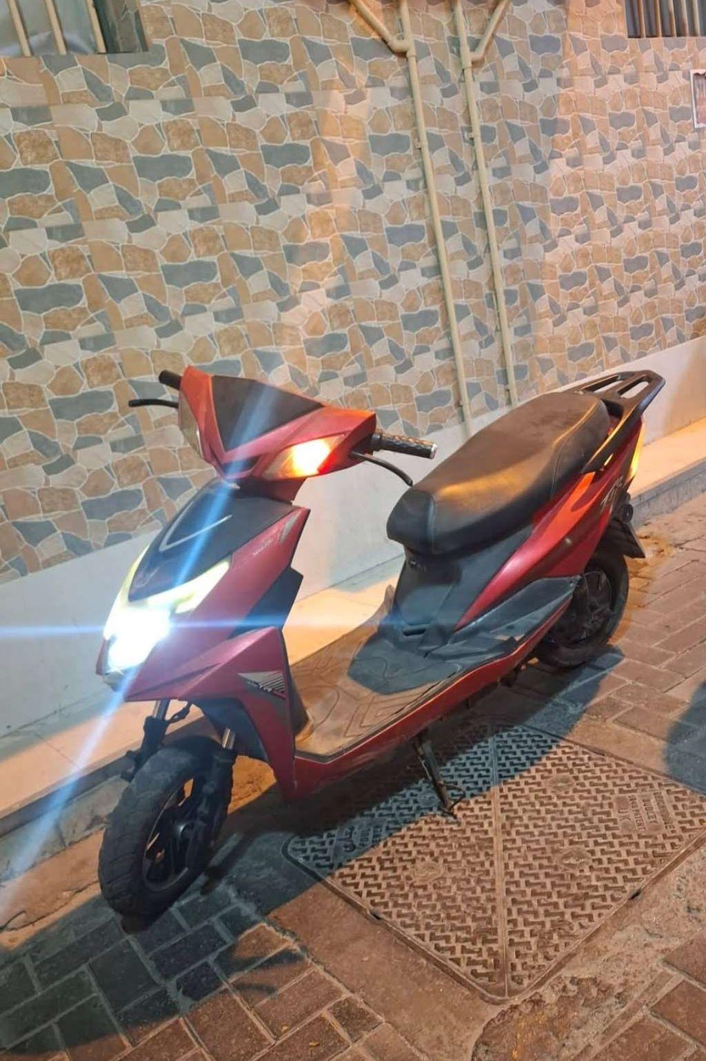 Electric scooter for