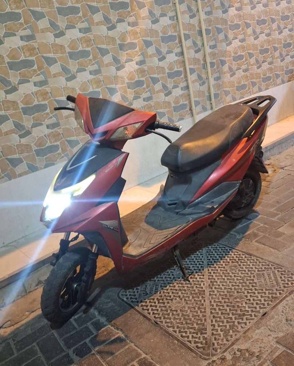 Electric scooter for