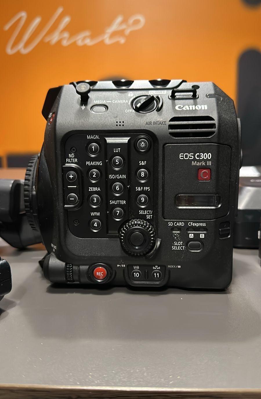 كاميرا كانون C300