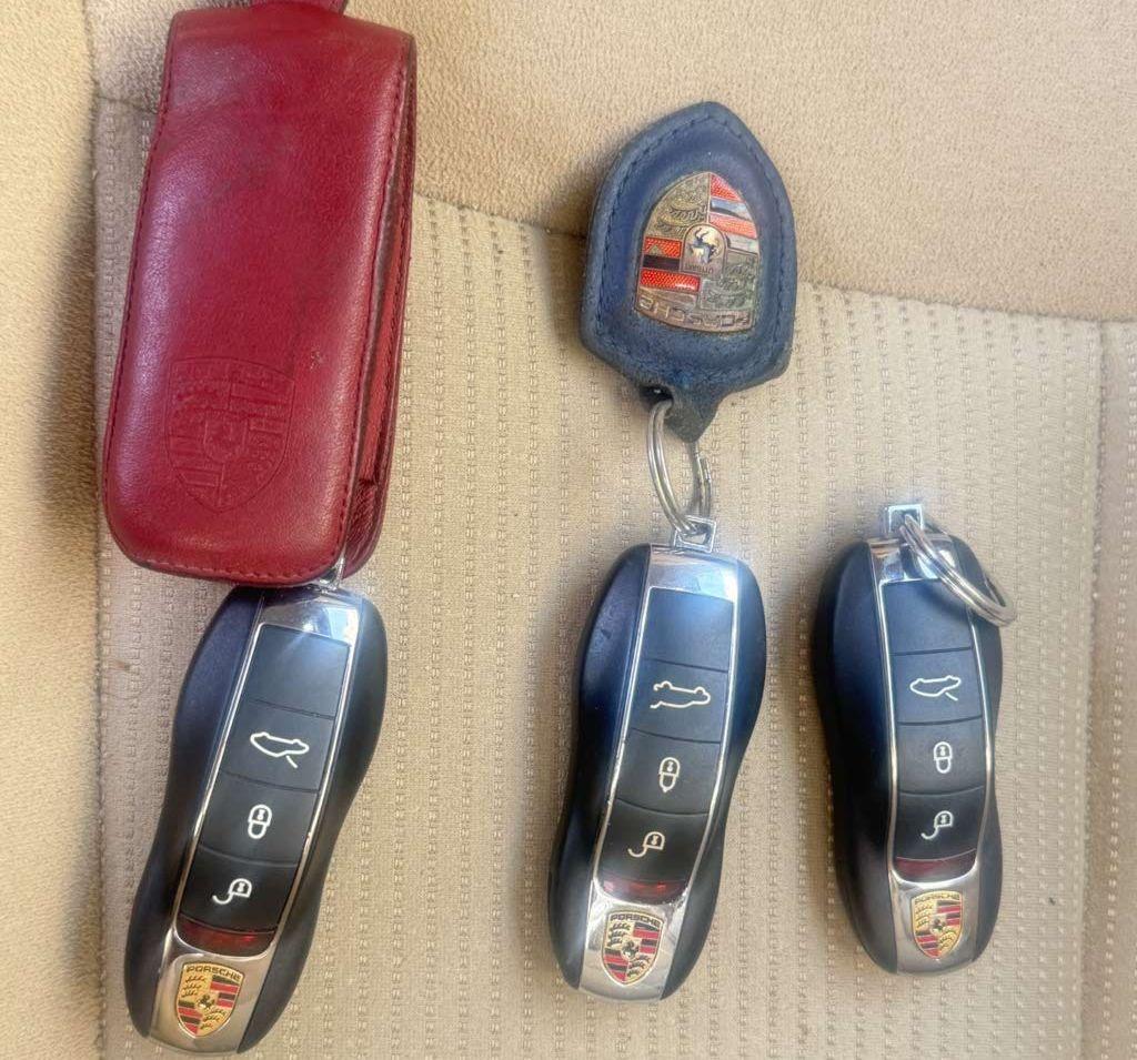 ثلاث مفاتيح لسيارة