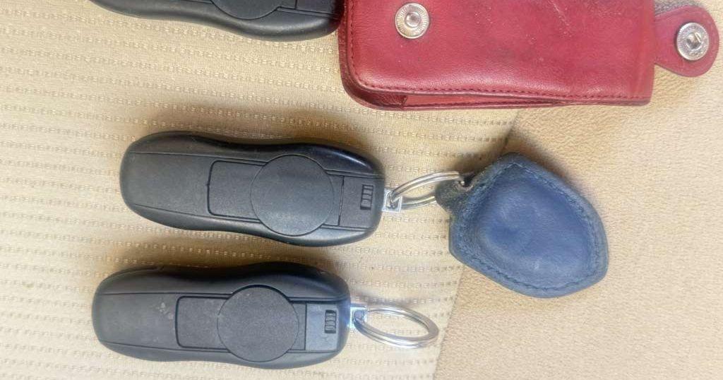 ثلاث مفاتيح لسيارة