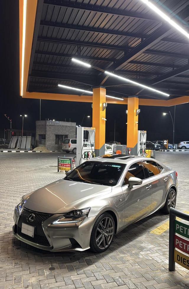 لكزس is350