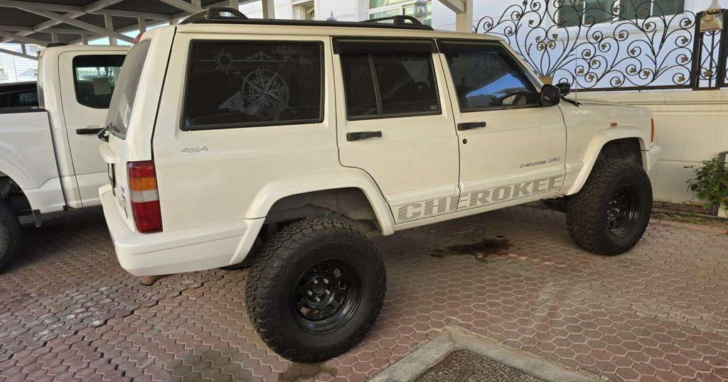 2000 جيب شيروكى